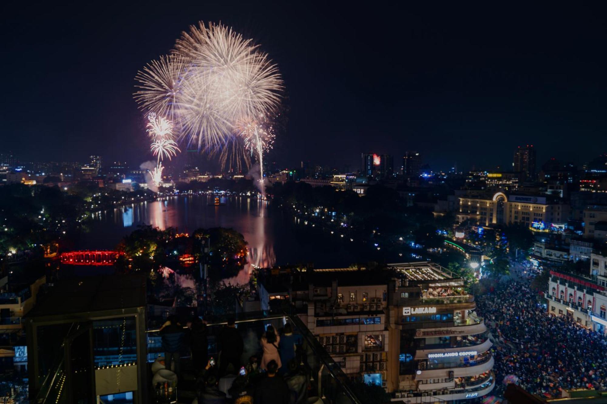 メイ ドゥ ヴィル オールド クォーター ホテル ハノイ市 エクステリア 写真 Fireworks at the Danube Festival