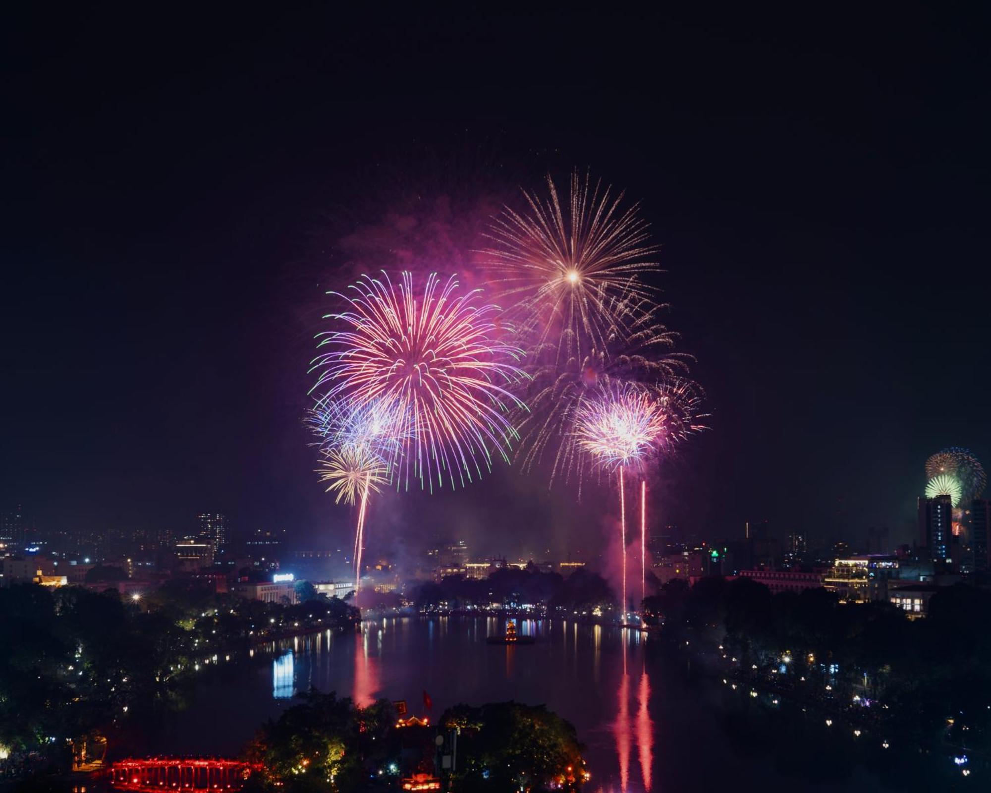 メイ ドゥ ヴィル オールド クォーター ホテル ハノイ市 エクステリア 写真 Fireworks at the 2013 National Day Parade