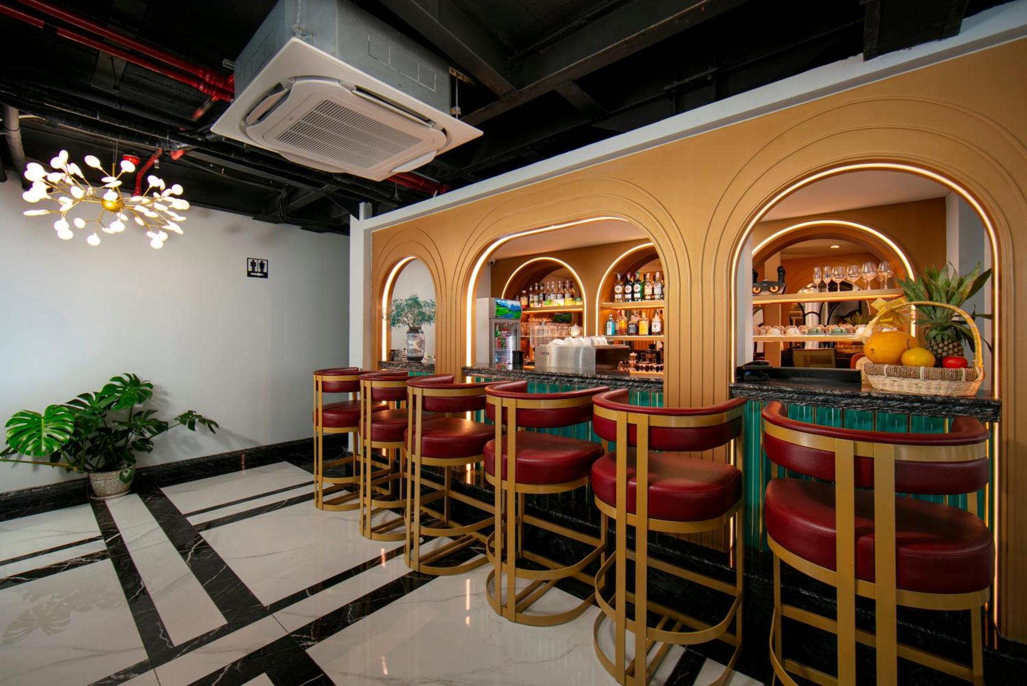 メイ ドゥ ヴィル オールド クォーター ホテル ハノイ市 エクステリア 写真 The bar at the hotel