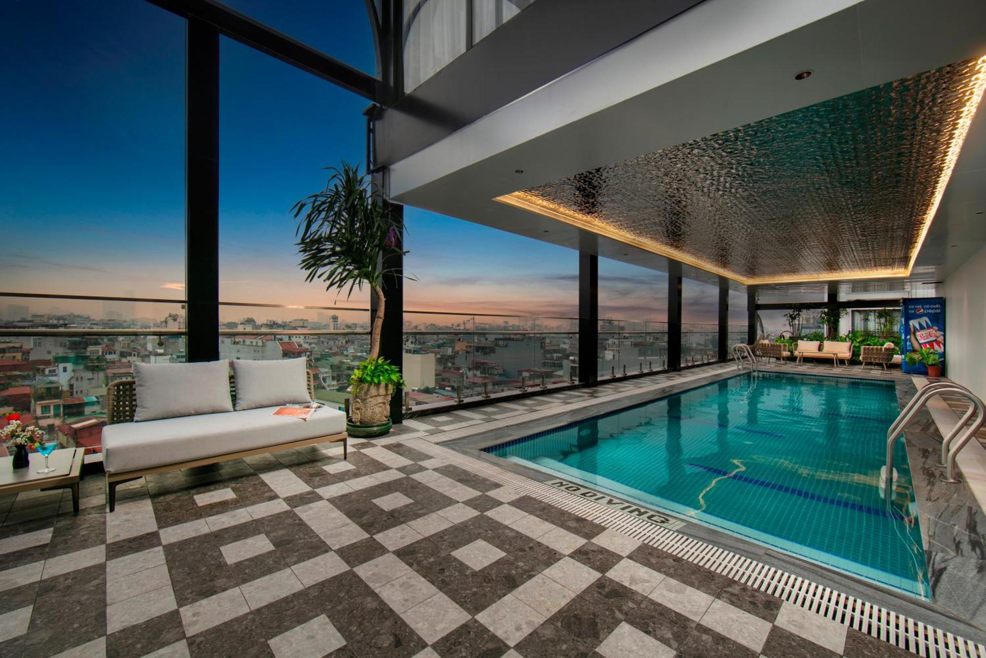 メイ ドゥ ヴィル オールド クォーター ホテル ハノイ市 エクステリア 写真 The swimming pool at the 360° Sky Lounge