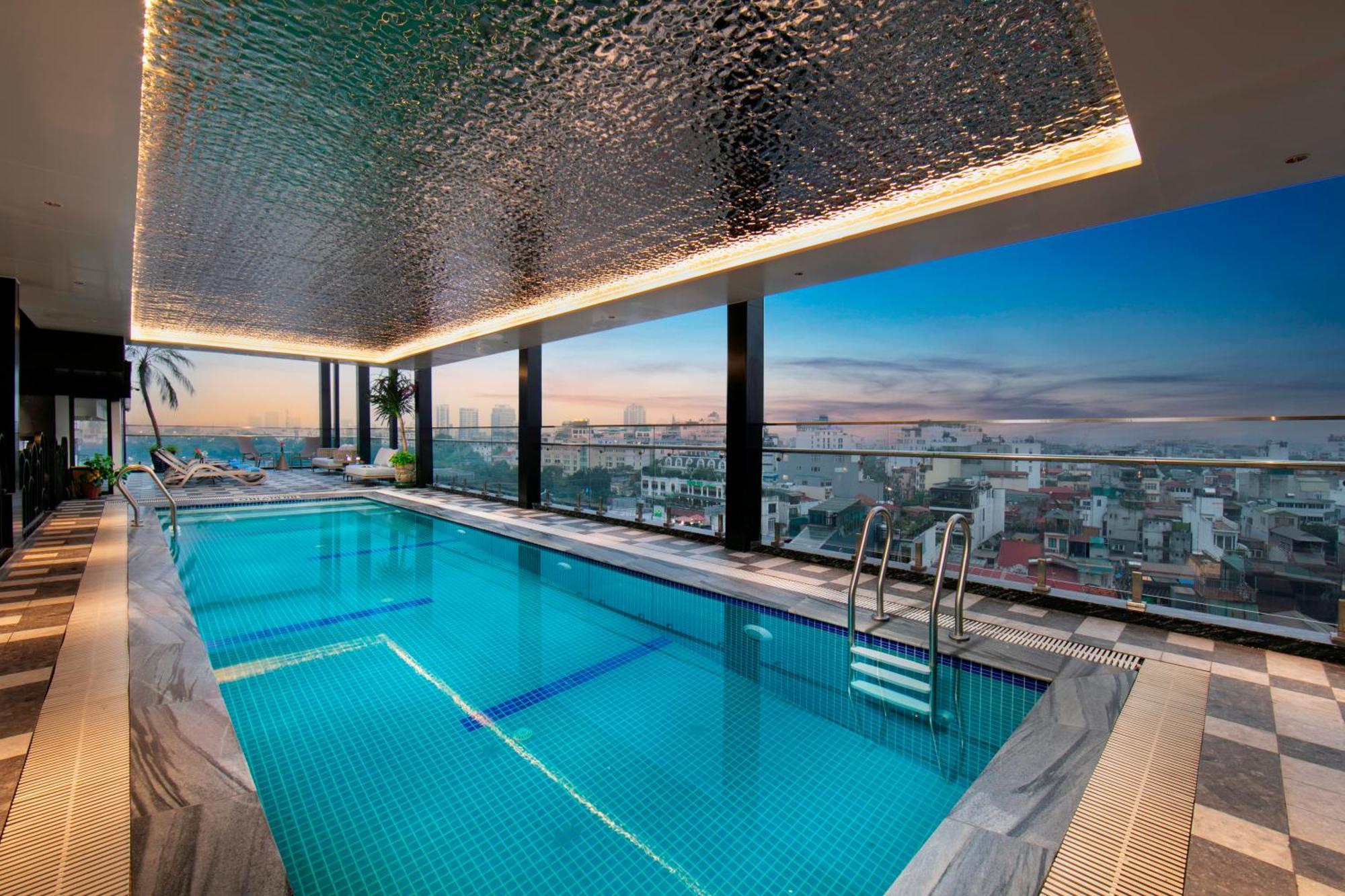 メイ ドゥ ヴィル オールド クォーター ホテル ハノイ市 エクステリア 写真 The swimming pool at the 360° Sky Lounge