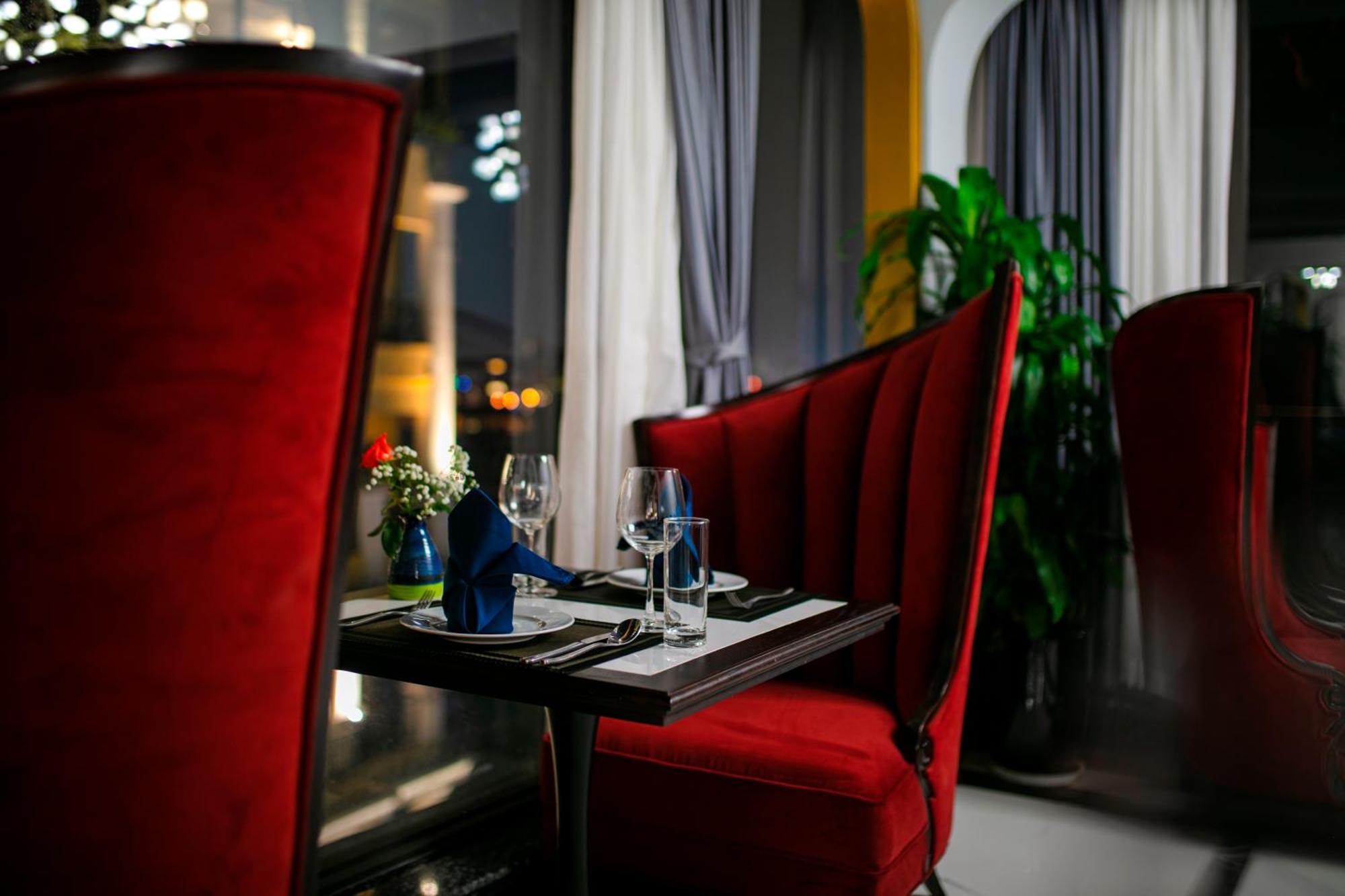 メイ ドゥ ヴィル オールド クォーター ホテル ハノイ市 エクステリア 写真 Restaurant interior