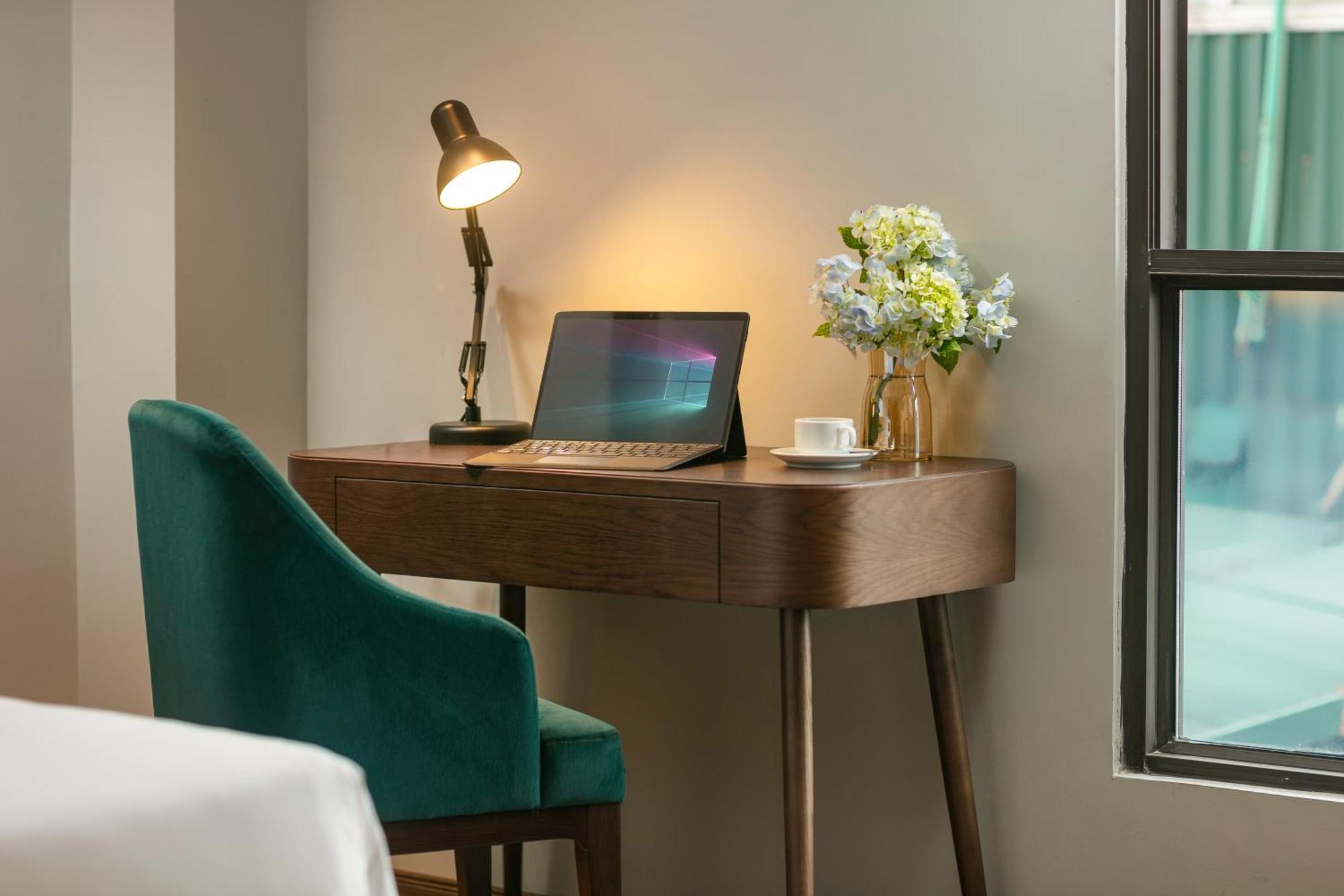 メイ ドゥ ヴィル オールド クォーター ホテル ハノイ市 エクステリア 写真 A modern desk with a chair