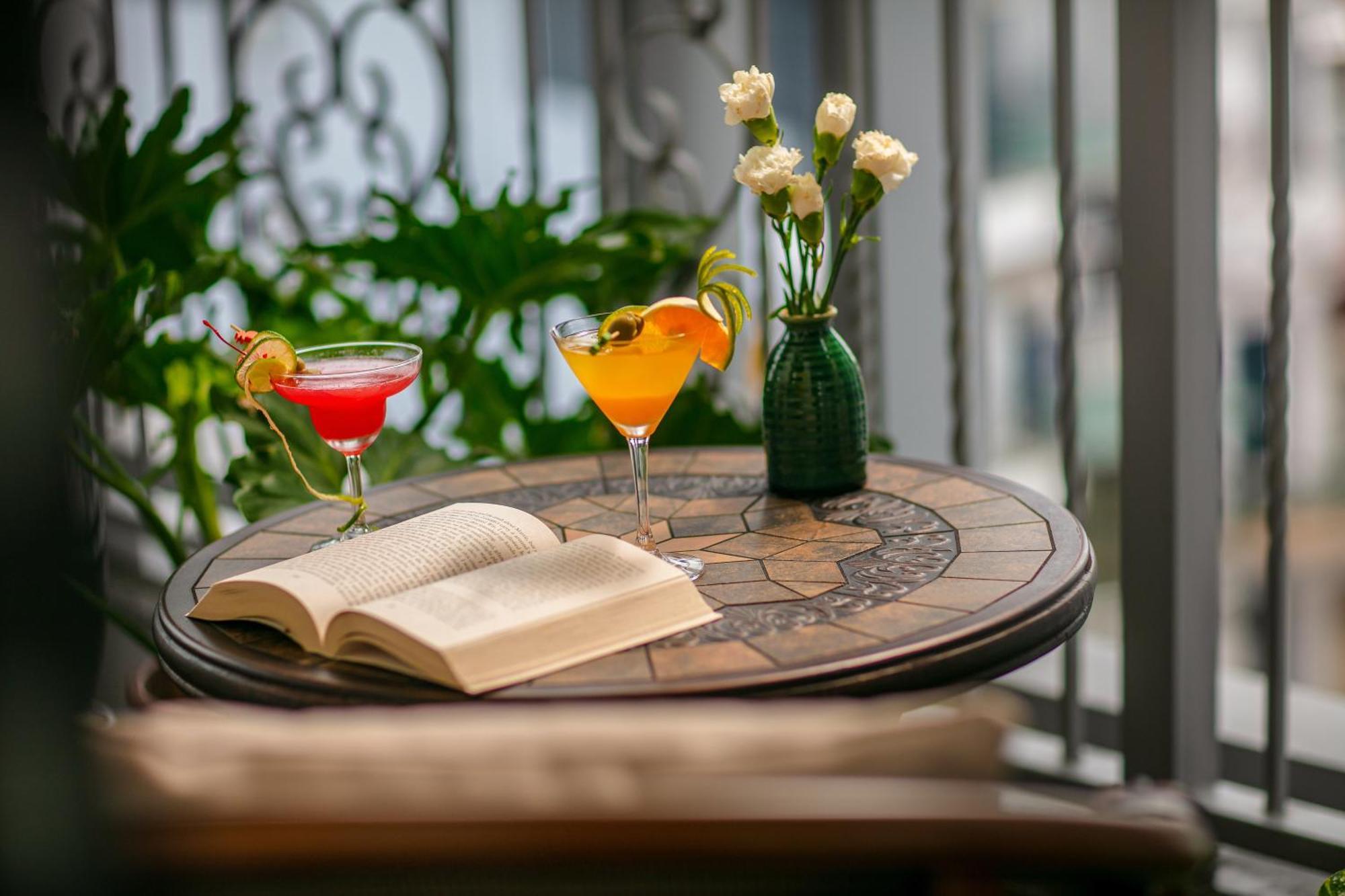メイ ドゥ ヴィル オールド クォーター ホテル ハノイ市 エクステリア 写真 A balcony table