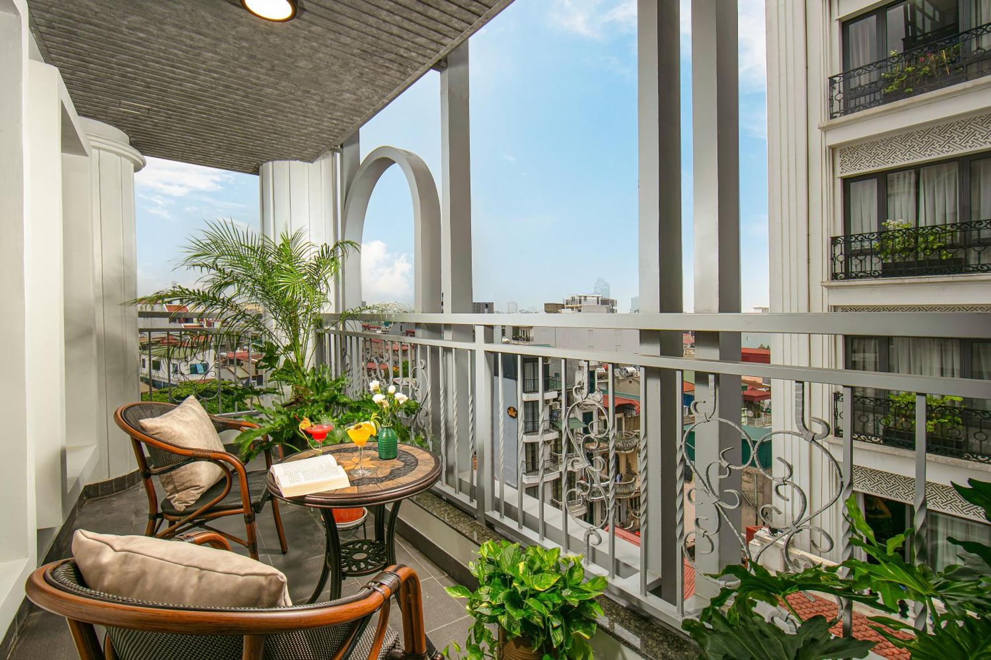 メイ ドゥ ヴィル オールド クォーター ホテル ハノイ市 エクステリア 写真 A balcony