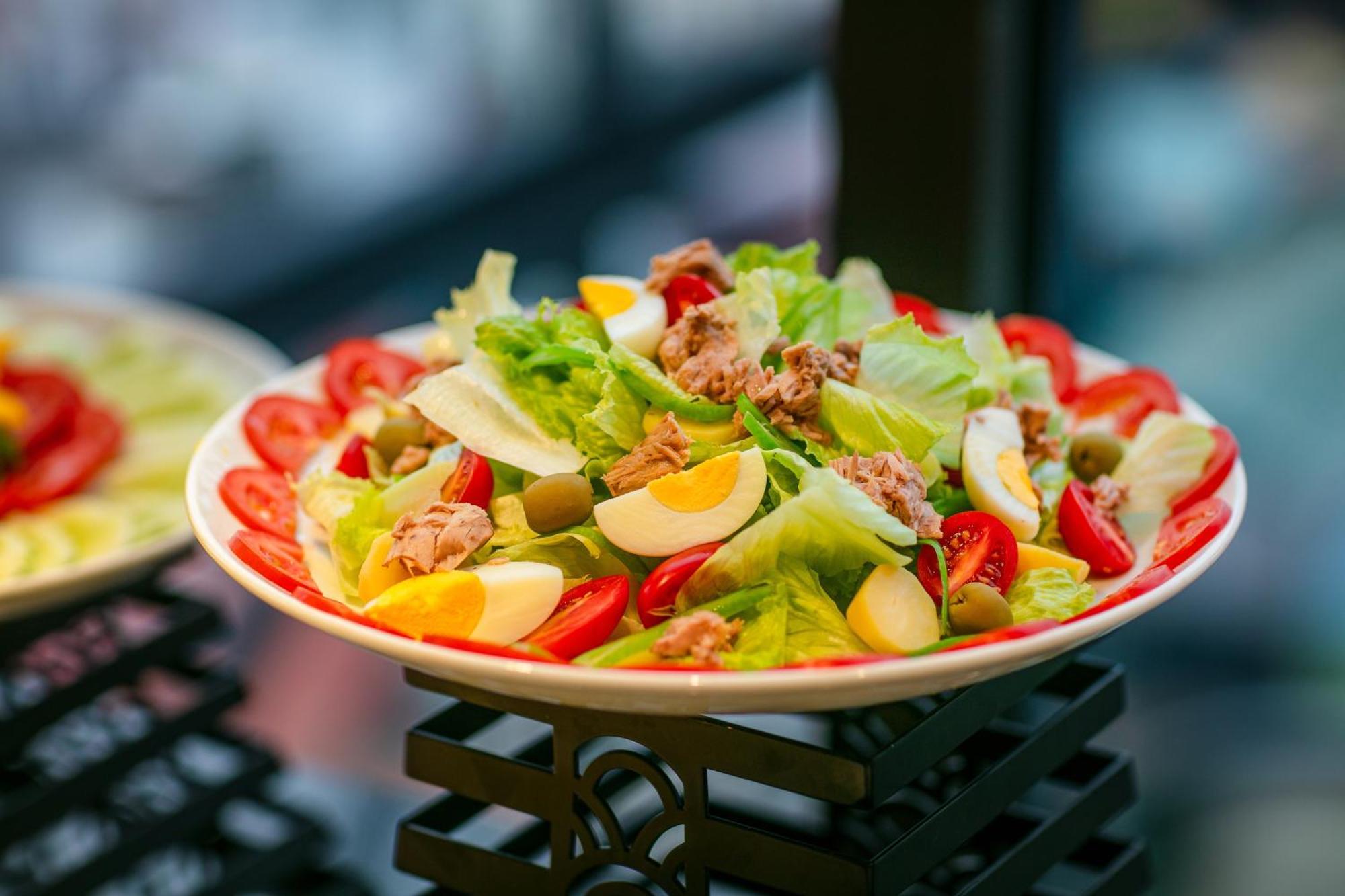 メイ ドゥ ヴィル オールド クォーター ホテル ハノイ市 エクステリア 写真 A caesar salad