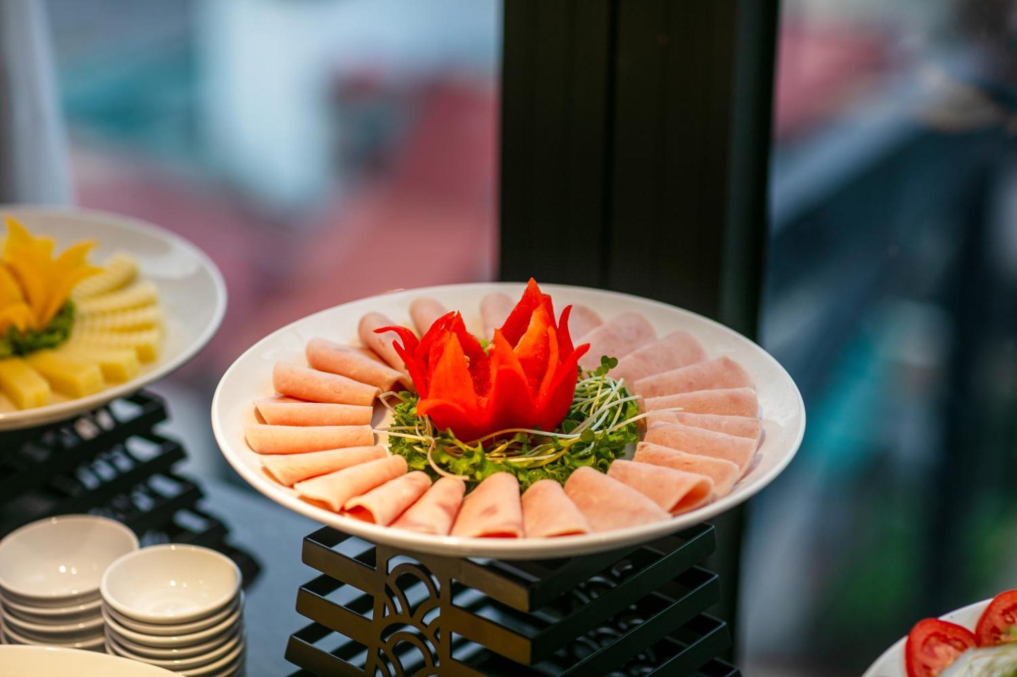 メイ ドゥ ヴィル オールド クォーター ホテル ハノイ市 エクステリア 写真 A platter of ham