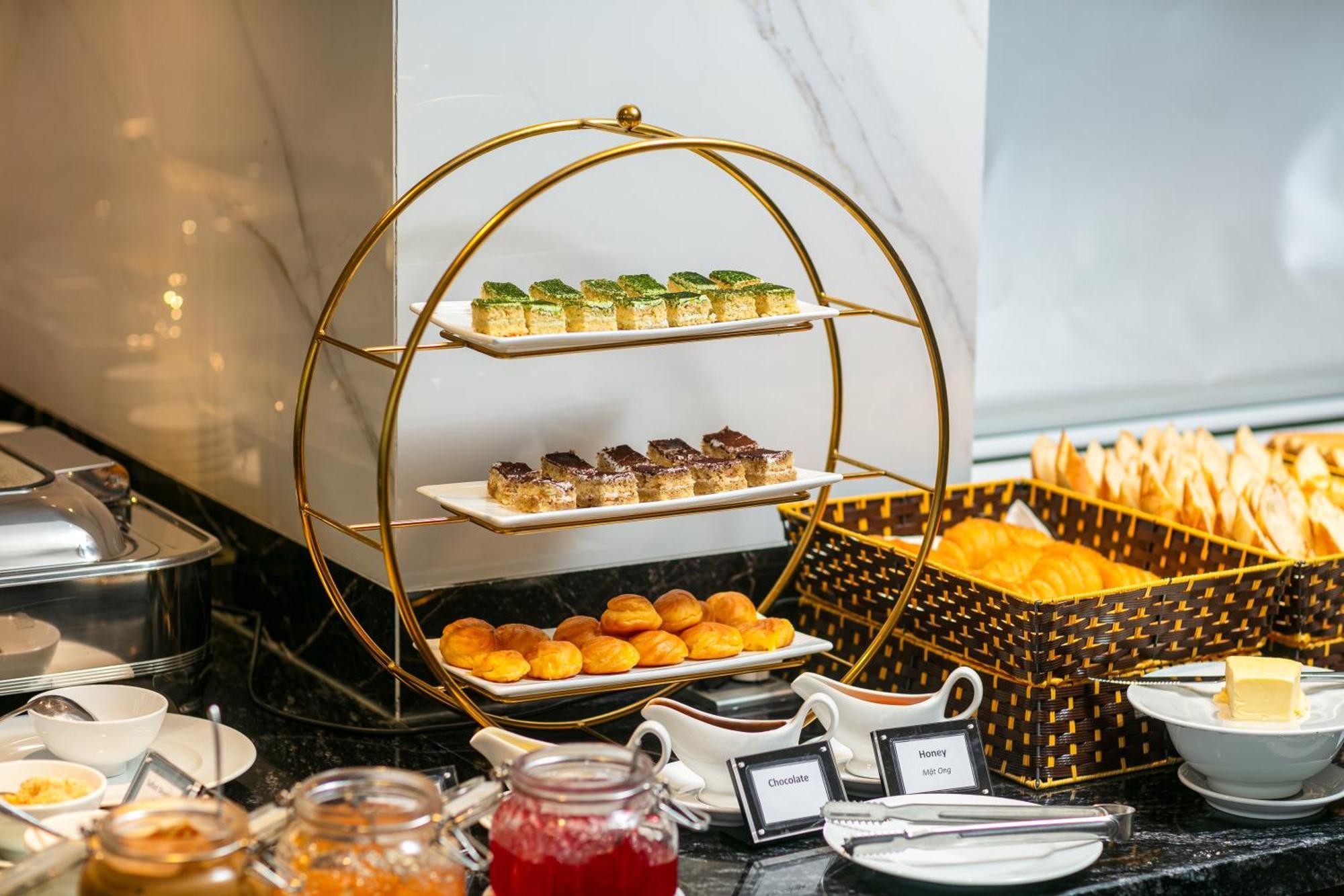 メイ ドゥ ヴィル オールド クォーター ホテル ハノイ市 エクステリア 写真 A tiered serving stand