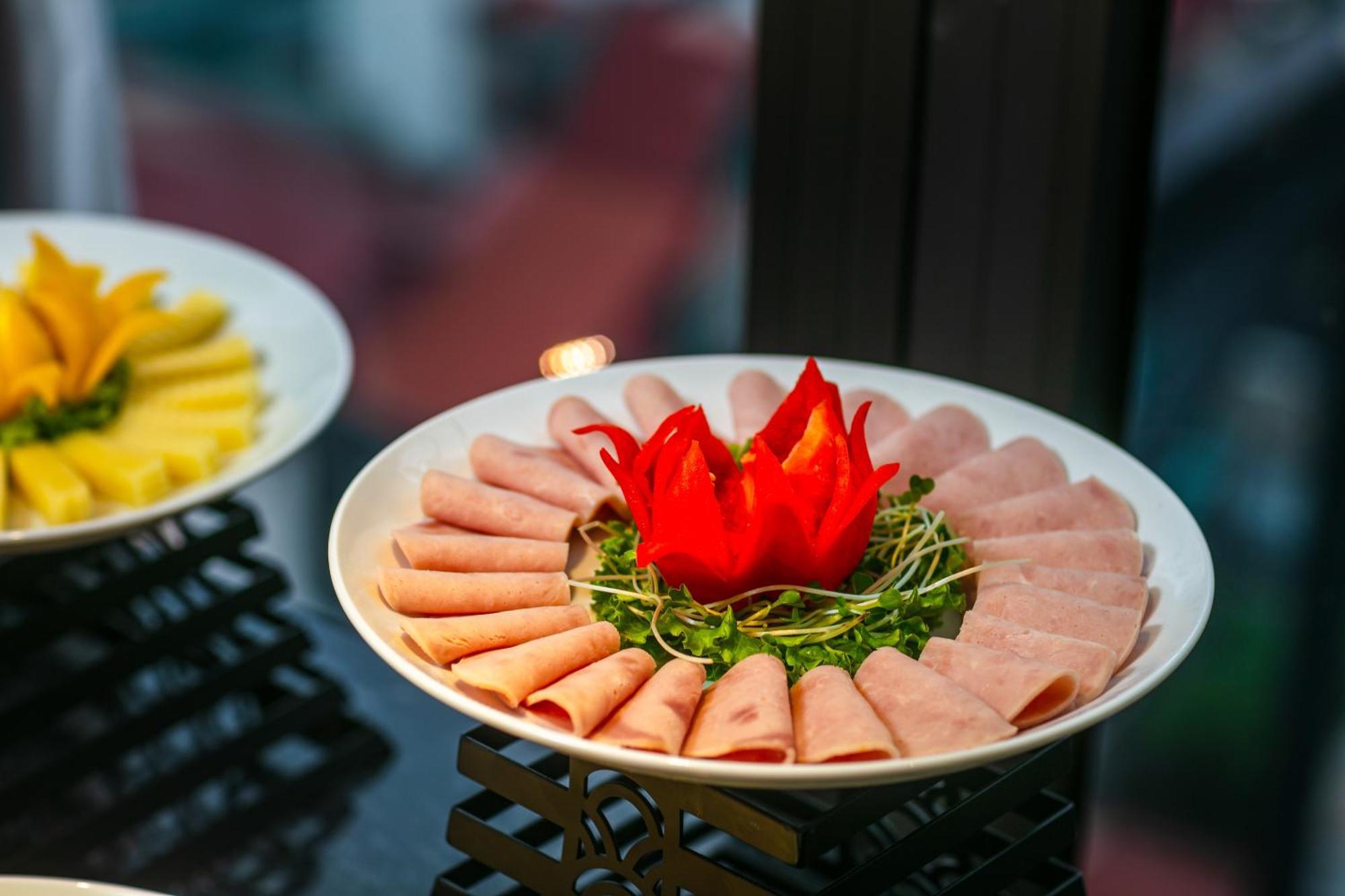 メイ ドゥ ヴィル オールド クォーター ホテル ハノイ市 エクステリア 写真 A platter of ham